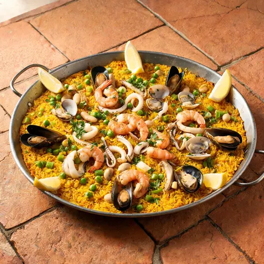 Seafood Paella With Saffron: 684 kcal, 42 g protein, grade A